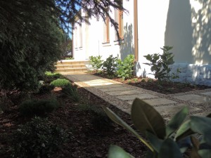 Galeria Schody Nawierzchnie w ogrodzie - projektowanie i wykonawstwo - Chodnik z płyt kamiennych  